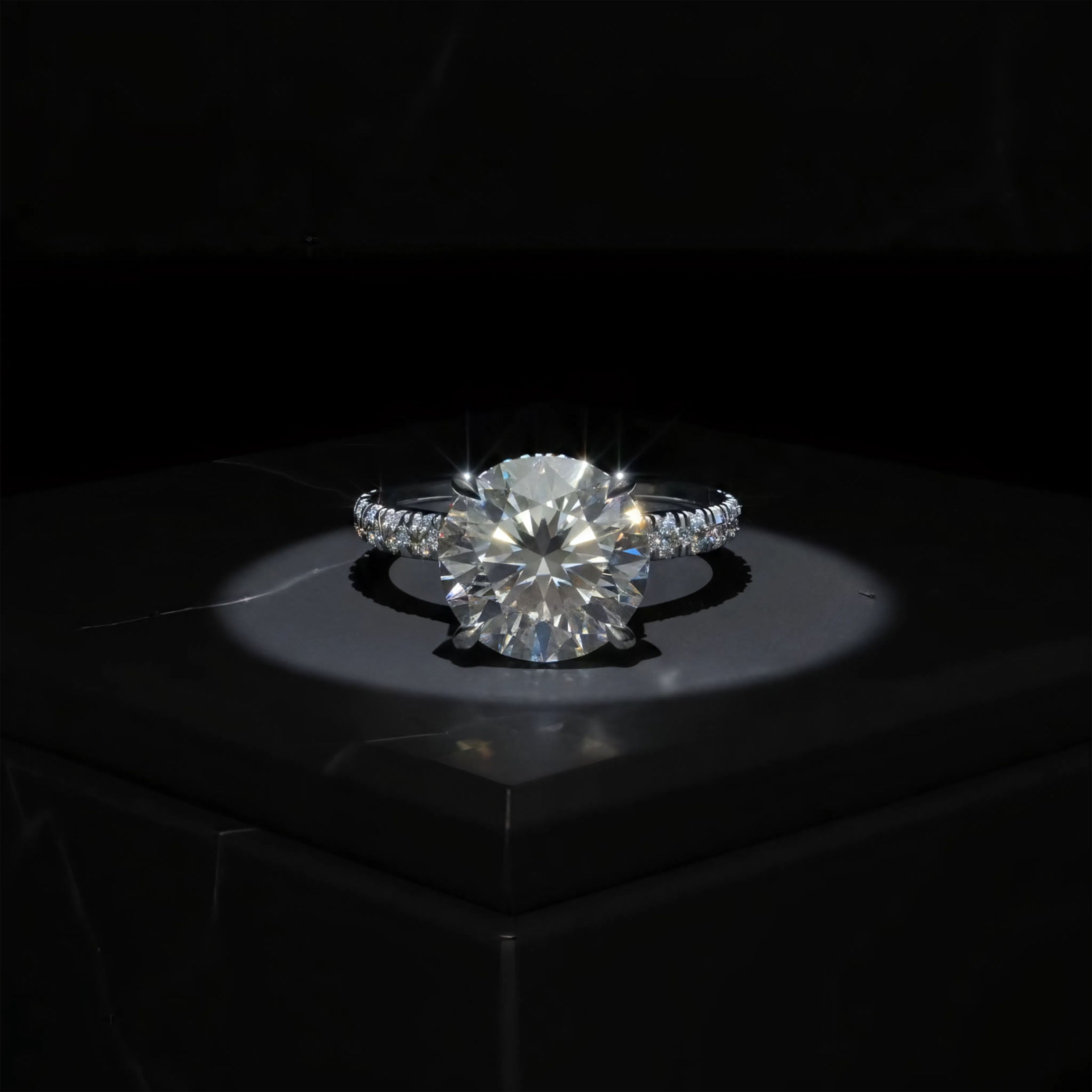 Eternal Crown Platinum Hidden Halo Engagement Ring（D-VVS2）